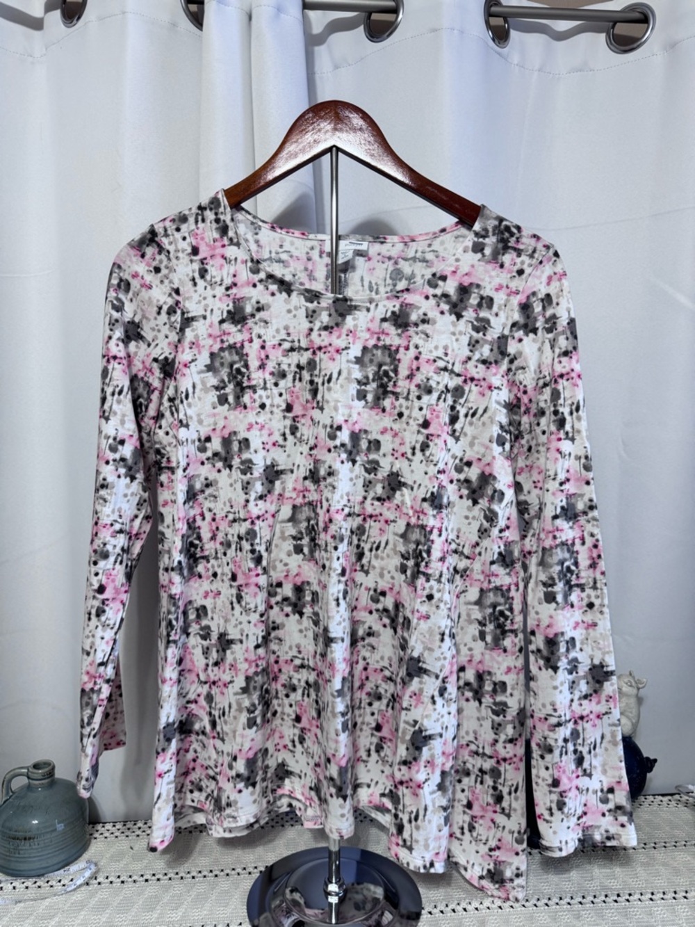 J. Jill Long Sleeve Crewneck Tee in White, Pink & Gray Abstract Print